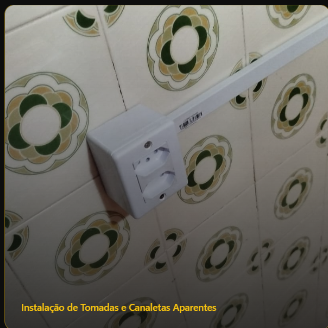Instalação de tomadas e canaletas aparentes sobre azulejo